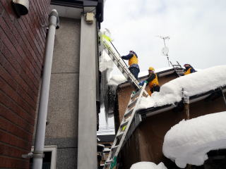 屋根の雪下ろし奉仕活動の画像
